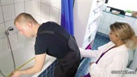 Blonde Milf bekommt im Bad den Schwanz des Handwerkers.