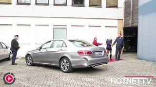 Blondine lässt sich nach dem Shooting anal verwöhnen