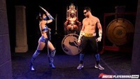 In der Arena saugt Kitana Johnny Cage und reitet ihn vor dem tödlichen Schlag.
