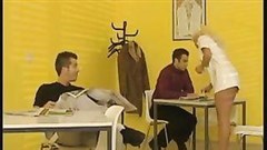 Krankenschwester sammelt Sperma mit professioneller Technik